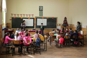 Sondaj: Temele un factor de stres şi programele şcolare prea încărcate