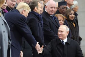 Vladimir Putin şi Donald Trump şi-au dat mâna la Arcul de Triumf. Gestul liderului rus.