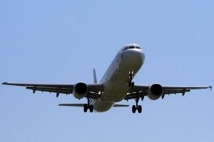 Zeci de cetateni romani sunt blocati de ieri seara pe aeroportul Luton din Londra. Ce s-a intamplat