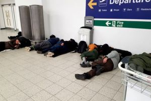 Sute de români sunt blocaţi pe Aeroportul Luton din Londra