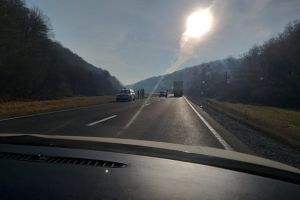 Tamponare în lanţ, la Perşani. Trei maşini, avariate