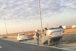 ACCIDENT pe autostradă! A ajuns cu ROȚILE ÎN SUS