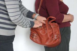 Doi bărbaţi din Cugir, infractori periculoşi, condamnaţi la închisoare cu executare pentru tâlhărirea unei femei într-o staţie de autobuz