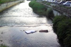 (VIDEO)Vocea baimareanului: Substante necunoscute ajung in raul Sasar de la o fabrica de paine din Baia Sprie