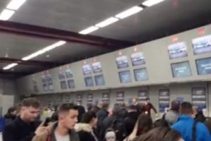 Nervi şi ore lungi de aşteptare. Unde în străinătate au mai păţit-o românii?