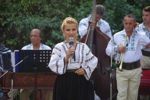 Iniţiatoarea proiectului „10 pentru folclor”, Mihaela Bârsan, pregăteşte câteva ...