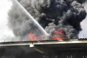 Ce se intampla?! Inca un INCENDIU puternic in Ploiesti, pe str. Laboratorului. Arde un depozit de TEXTILE