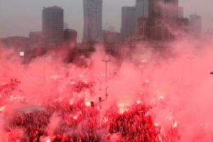 Miting uriaş în Polonia! DREAPTA în marş la Varşovia: TULBURATĂ de petarde, sloganuri şi cântece rasiste