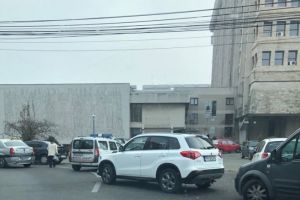 Accident in Ploiesti, langa Palatul Administrativ. O masina de Politie a lovit un SUV parcat
