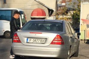 Inselatorie cu bijuterii false, la Gara de Sud din Ploiesti. Escrocul a fost prins de jandarmi