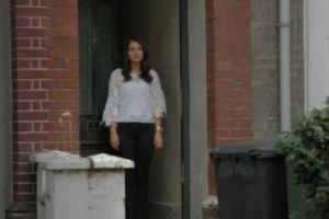 Ce pozeste ÎNGROZITOARE ascunde o femeie care şterge geamurile? Sclavia modernă - o adevărată plagă a timpurilor noastre - VIDEO VIRAL