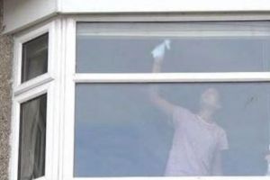 Femeia de la geam şi poliţiştii… Nu ghiceşte nimeni. IMAGINEA a devenit VIRALĂ