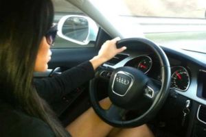 Tânără fără permis, prinsă la volan pe interzis. Partenerul i-a înjurat pe poliţişti