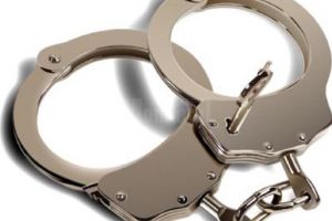 Încătuşat de oamenii legii, după ce s-a urcat la volan băut, a intrat cu maşina în gard ...