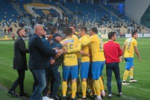 Fotbaliştii mulţumesc foarte greu suporterii