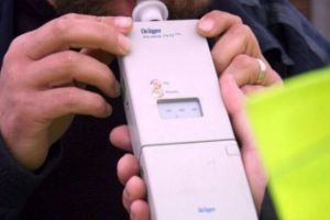 Un bărbat de 30 de ani este cercetat de poliţişti pentru conducerea autoturismului sub influenţa alcoolului sau a altor substanţe