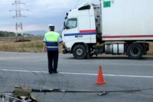 Biciclist lovit de TIR. Victima, dusă de urgenţă la spital