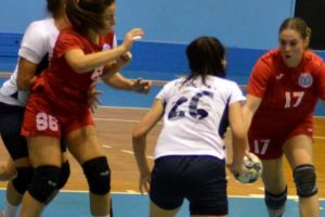 Victorie cu „peripeţii” în derbyul handbalistic