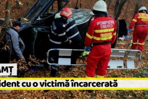 [FOTO] Neamţ: Accident cu o maşină răsturnată şi o victimă încarcerată