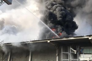 Incendiul de pe strada Laboratorului, de la fabrica de textile, a fost stins