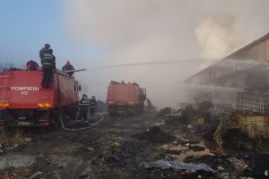 Incendiul din Mimiu nu a fost stins nici acum, dupa 24 de ore! Există temeri că în depozit se află şi substanţe toxice extrem de periculoase