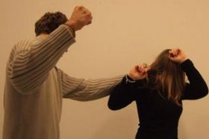 Clujean arestat după ce şi-a agresat iubita, a tâlhărit-o şi a sechestrat-o în propria ei locuinţă