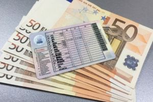 Un şofer care conducea băut a oferit 1000 de euro unor poliţişti ca să rămână cu permisul