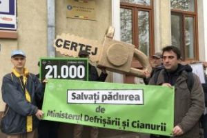 Societatea civilă a dus drujba de aur la Ministerul Apelor şi Pădurilor