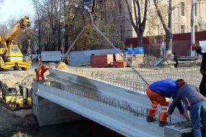 Termen: 1 Decembrie: Constructorii au montat grinzile podului din strada Universităţii din Oradea (FOTO)