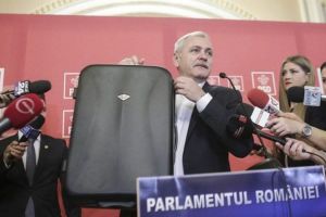 Dragnea a revenit cu o valiză în Parlament şi l-a acuzat pe Iohannis: „Un preşedinte fals, un personaj de carton”