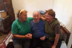 La implinirea varstei de 102 ani, veteranul Mihai Ridichie a fost premiat de primarul din Vladesti