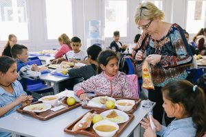 Alocaţia de hrană pentru elevi în programul pilot „Masă caldă în şcoli”, majorată cu 40 la sută