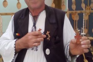 Expoziţie cu vânzare a meşterului Ion Rodoş. Sculptat în lemn, „Lupul dacic” poate fi purtat la rever