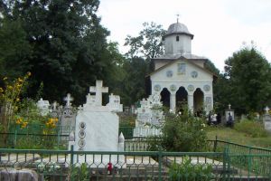 Reţinuţi după furt din biserică