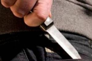 Atacat cu un cuţit în scara blocului