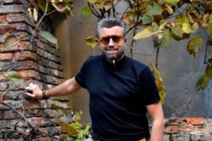 Cătălin Botezatu dă de pământ cu persoanele care apar la evenimente mondene. „Să se ducă acasă mai întâi, să se spele”