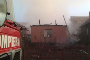 Tăure: Un incendiu izbucnit la o casă s-a extins şi în vecini. O femeie a rămas blocată