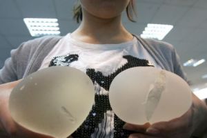 E OFICIAL. SILICOANELE PROVOACĂ BOLI FOARTE GRAVE! Femeile care apelează la implanturi riscă afecţiuni MORTALE. INDUSTRIA BEAUTY nu vrea ca acest adevăr să iasă la iveală. CIFRELE SUNT ȘOCANTE