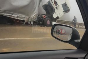 Un tir scăpat de sub control a intrat în parapetul drumului, la Ilişeşti