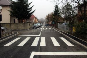 Record de treceri de pietoni trasate pe o stradă cu trotuare de-o palmă
