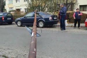 Un angajat de la un distribuitor de internet a căzut cu tot cu un stâlp peste o maşină