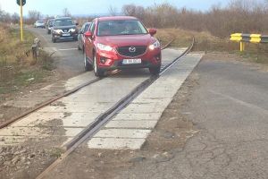 Treceri la nivel cu calea ferată în stare dezastruoasă, după redeschiderea liniei spre Putna