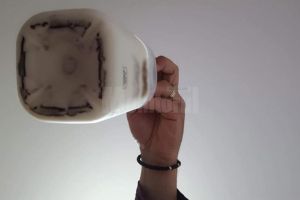 Sticle de lapte cu fragmente de cauciuc, retrase de pe piaţa din Suceava