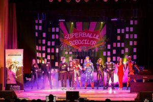Supereroii s-au distrat la Balul Bobocilor de la Colegiul Naţional „Eudoxiu Hurmuzachi” ...
