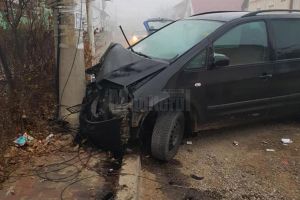 Bărbat forţat să-şi abandoneze maşina de către trei pasageri băuţi