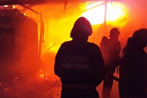 O femeie a ajuns cu arsuri la spital, după ce a încercat să aprindă focul cu benzină