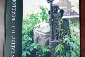 Albumul „Prin labirintul umbrelor” de Tiberiu Cosovan, lansat ieri la Biblioteca Bucovinei ...