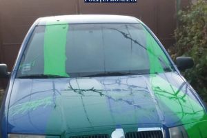 Maşina unui POLIŢIST, DISTRUSĂ din RĂZBUNARE de trei tineri (FOTO)
