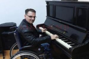 Bărbat cu dizabilităţi, pus de ANAF să aleagă între pensia de 640 de lei şi cântatul la nunţi