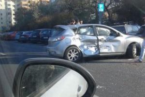 Accident cu cinci maşini pe Calea Floreşti. Două persoane au fost rănite FOTO